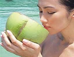 Làm trắng da bằng cách uống nước dừa mỗi ngày